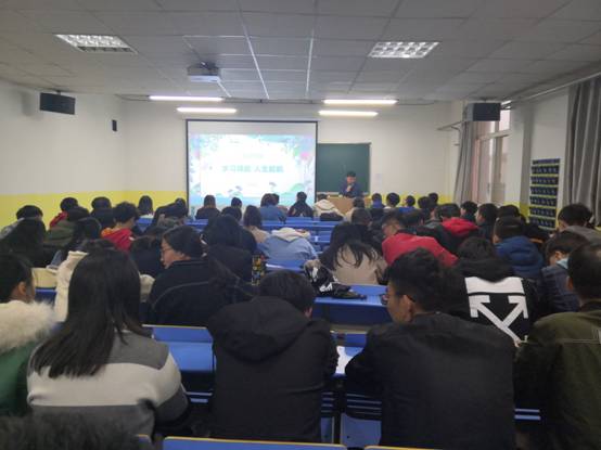 理学院辅导员召开“学习领航,人生领航”主题班会4.jpg